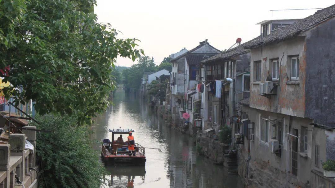 何炅对李湘和谢娜的态度为什么不一样？看了他们的经历，就会明白
